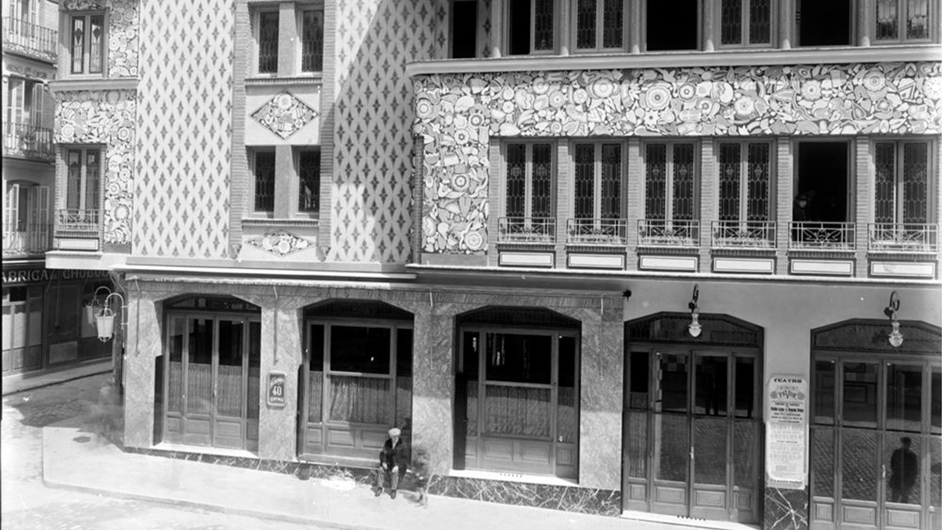Foto antigua del exterior del Teatro Pavón