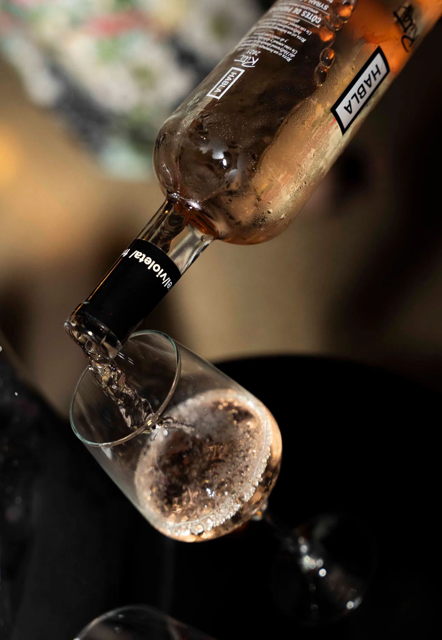 Botellas de vino Bodegas Habla servidas en el Ambigú