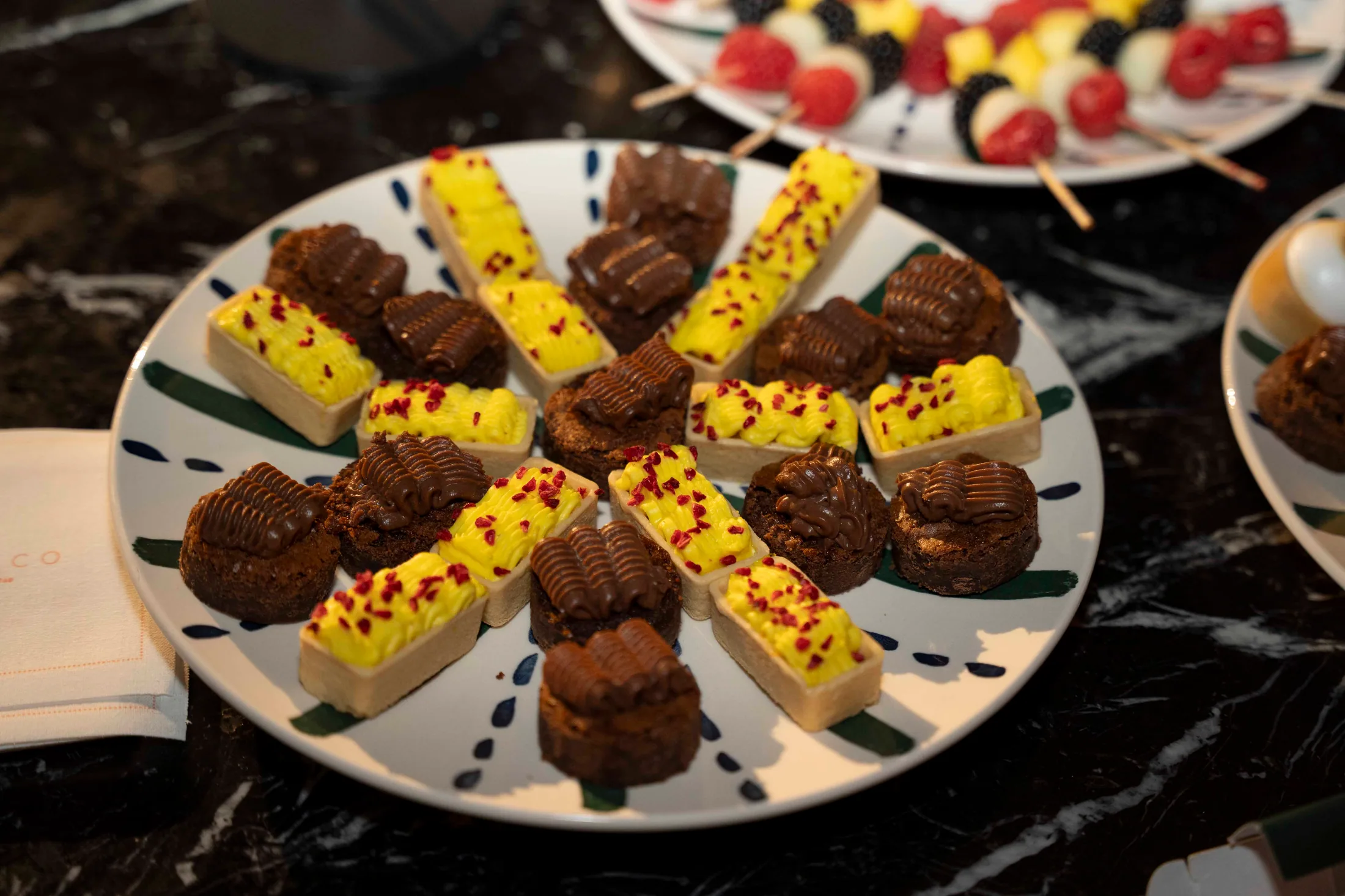 Bandeja de dulces de Casa Mónico preparada para un evento en el Ambigú