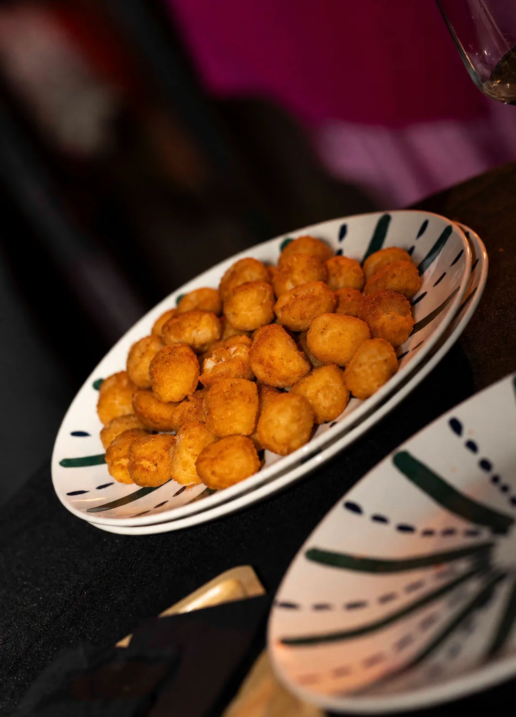 Fuente de croquetas servida para compartir en el Ambigú