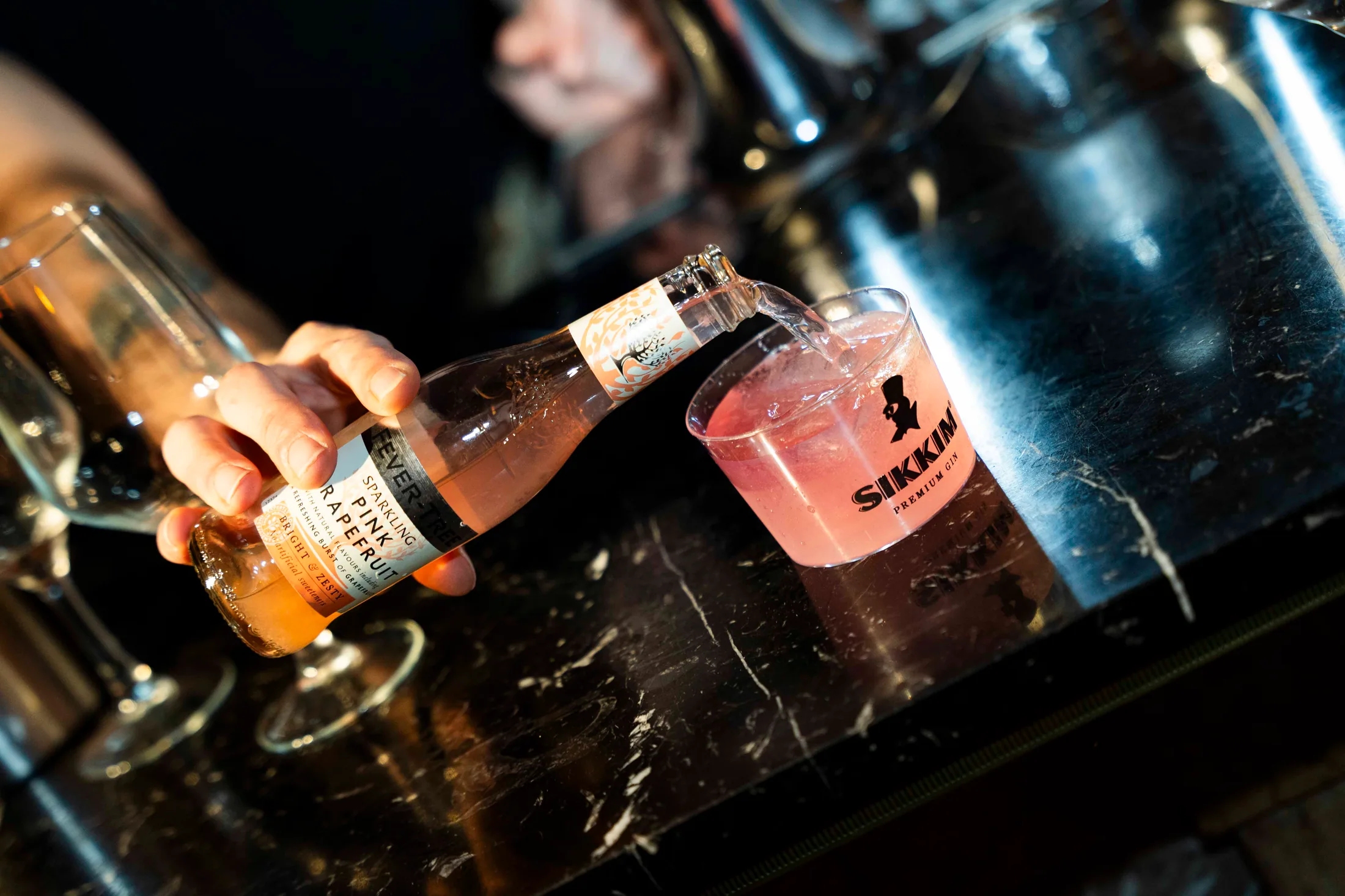 Servicio de Sikkim Gin en la barra del Ambigú